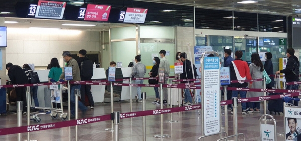 승객들로 붐비는 대구국제공항 카운터. (출처-영남일보 홈페이지)
