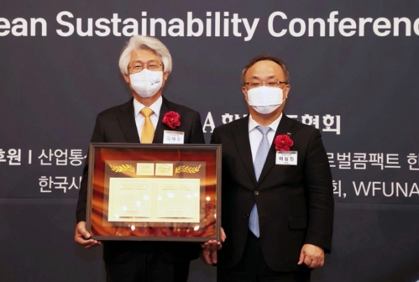 김태오 DGB금융그룹 회장이 16일 ‘2020 대한민국 지속가능성 대회’에서 ‘지속가능성 보고서상(KRCA)’을 수상하고 있다. DGB금융그룹 제공